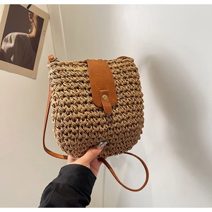 Borsa a tracolla vintage in paglia intrecciata con patta in pelle marrone e cinturino