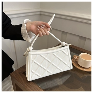Sac bandoulière blanc matelassé avec anse en corde nouée pour femmes élégantes
