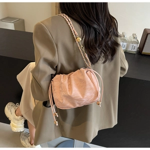 Dettaglio borsa a tracolla plissettata rosa con catena dorata e coulisse interna