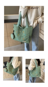 Détail du sac fourre-tout en toile verte avec broderie 3D et mini porte-monnaie assorti