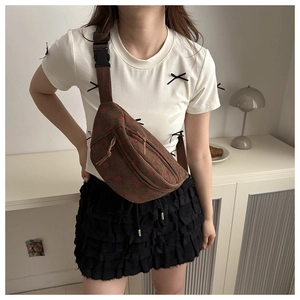 Sac bandoulière en velours côtelé marron avec motifs cœurs et sangle réglable