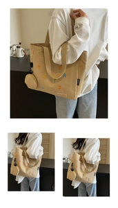 Détail du grand sac cabas en toile beige avec broderie colorée et mini porte-monnaie assorti