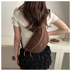 Détail du sac bandoulière en velours côtelé marron avec motifs fraises pour femme