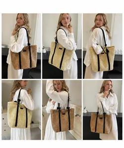 Detalle del bolso tote de paja tejida con asas de cuerda y parche cuadrado en dos colores