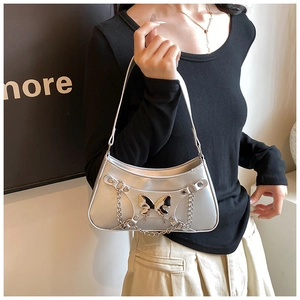 Bolso de hombro plateado metalizado tipo media luna con lazo de metal y cadena