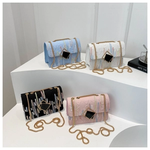 Elegante bestickte Kettentaschen in Blau, Weiß, Schwarz und Rosa mit goldenen Beschlägen