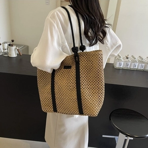 Bolso tote de paja tejido a mano con detalles negros para vacaciones de verano y diario