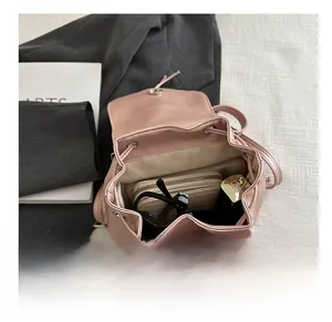Draufsicht auf das geräumige Innenleben der rosa Beuteltasche mit Alltagsutensilien