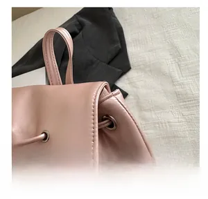 Detailansicht der rosa PU-Umhängetasche mit Kordelzug und präzisen Nähten am kleinen Beutel