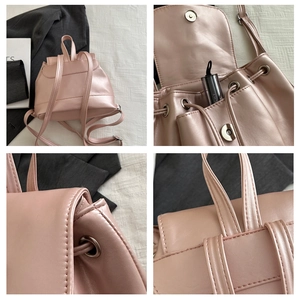 Details des hellrosa PU-Leder Rucksacks mit Kordelzugverschluss und silbernen Beschlägen