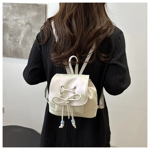 Schicker cremeweißer Mini-Rucksack mit Kordelzug-Schleife und verstellbaren Trägern