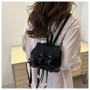 Schicker schwarzer Mini-Rucksack mit Schleifendetail und modischen Kreuzgurten für Damen
