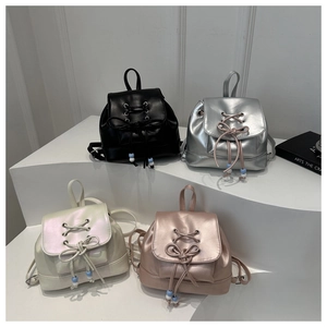 Mini-Rucksack aus PU mit Schleife in Schwarz, Silber, Perlweiß und Roségold-Farbtönen