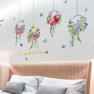Détail de couronnes florales avec papillons colorés et sticker mural A Wonderful Life