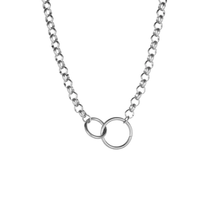 Collier minimaliste en acier titane argenté avec deux cercles entrelacés sur chaîne rolo
