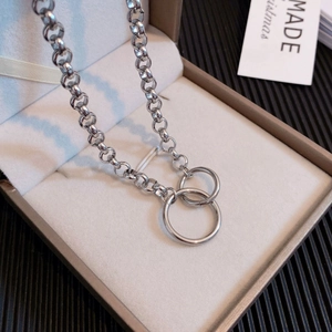 Collier en acier titane argenté poli avec pendentif à double anneau entrelacé et chaîne rolo