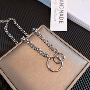 Collier en acier titane poli avec doubles anneaux imbriqués sur une chaîne à maillons épais