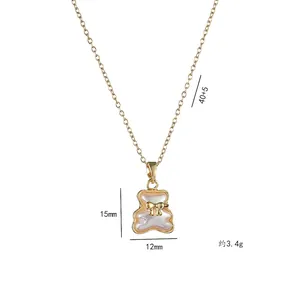 Gouden titanium stalen ketting met een parelachtige beer hanger en een strikje