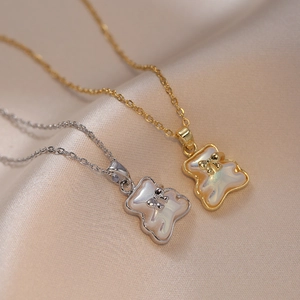 Schattige Beer Hanger Ketting Titanium Staal Kunstparelmoer Inleg Zirkoon Strik Detail Zoet Elegant Sieraden Voor Dames