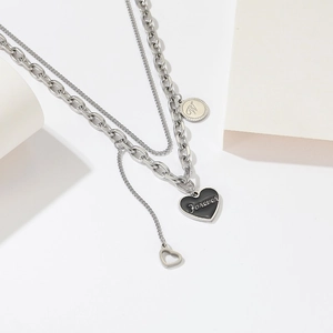 Collier double épaisseur en acier titane argenté avec pendentif cœur et breloque M
