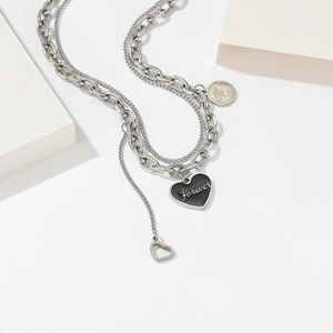 Collier multicouche en acier titane avec pendentifs cœur et pièce sur chaîne cubaine argent