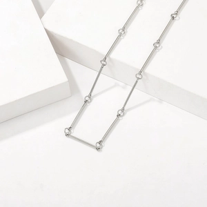 Collier minimaliste en argent avec maillons géométriques sur socle en pierre blanche