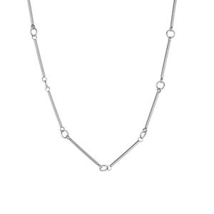 Collier géométrique minimaliste en métal argenté avec un design de chaîne à tubes polis