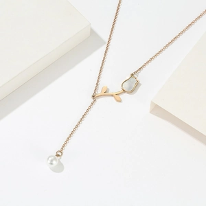 Collana tulipano in titanio oro rosa con intarsio in conchiglia e pendente di perle