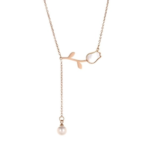 Collana tulipano in oro rosa con petali di conchiglia e ciondolo di perla su bianco