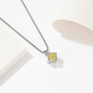 Collana rétro in acciaio al titanio con pendente quadrato e smiley giallo su catena box