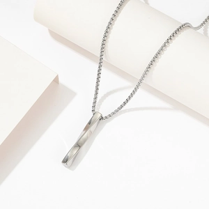 Collier en acier titane minimaliste avec pendentif spirale punk sur accessoires géométriques