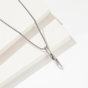 Pendentif barre verticale torsadée en argent sur chaîne gourmette pour femmes