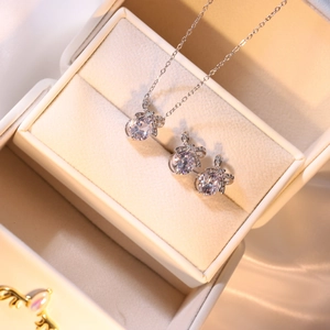 Nahaufnahme von silberfarbenem Zirkon-Schmuckset mit Schleifendetail in Schmuckdose