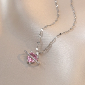 Collier cœur en cristal rose avec orbite en zircon scintillant sur chaîne argentée