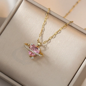Collier planète cœur rose avec chaîne dorée et diamants dans son coffret à bijoux
