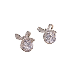 Funkelnde Schleifen-Ohrstecker mit brillantgeschliffenem Zirkonia in Silber-Optik