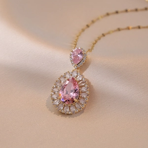Élégant collier en or orné d'une gemme rose poire avec un halo de zircons scintillants