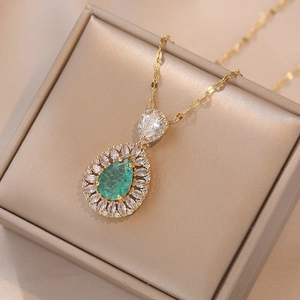 Collier plaqué or avec une pierre émeraude poire et des détails en zircon étincelants