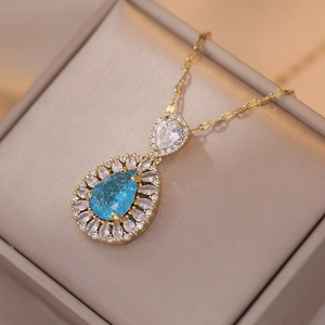Collier vintage en or avec pendentif en zircon bleu goutte d'eau sur boîte à bijoux