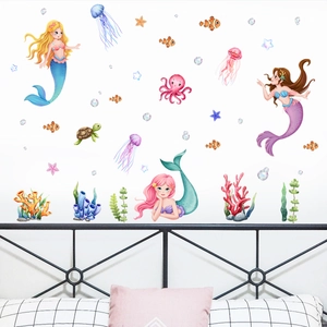 Stickers muraux sirène aquarelle posés sur un mur blanc de chambre au-dessus du lit en métal