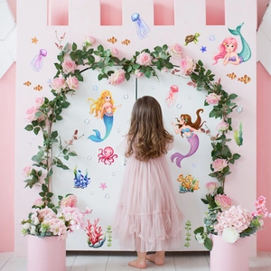 Stickers muraux sirène et vie marine sur une armoire blanche dans une chambre d'enfant