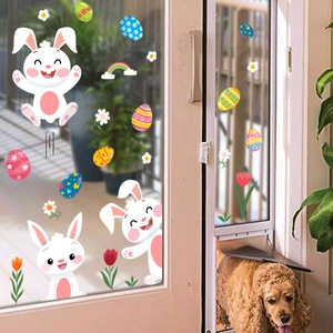Detailansicht der Osterhasen- und bunten Ei-Fensteraufkleber auf einer Glastür-Kulisse