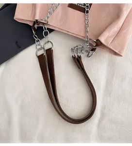 Détail du sac cabas rose froissé avec maillons argentés et longue poignée marron