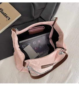 Grand sac cabas plissé rose avec chaîne en argent et anses en cuir marron