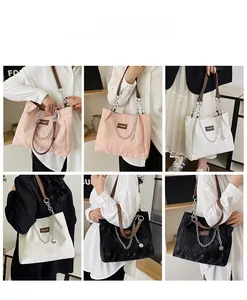 Sacs cabas à chaîne en rose, blanc et noir avec texture plissée montrés sous différents angles