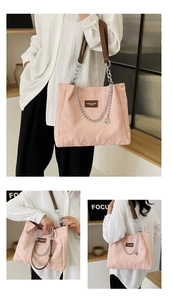 Détail du sac cabas plissé rose clair avec poignée en chaîne et bandoulière en cuir