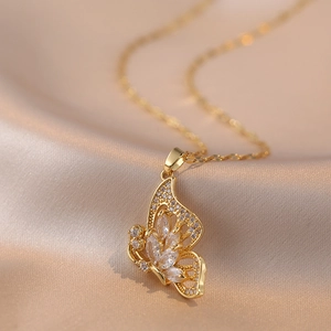 Collana con ciondolo a farfalla color oro champagne e zirconi su seta lussuosa
