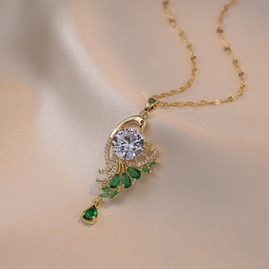 Collier avec pendentif paon doré et pierres marquises vertes sur fond de soie