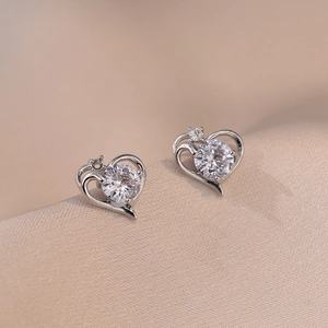 Élégantes boucles d'oreilles cœur en argent avec un grand zircon brillant au centre