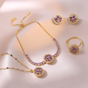 Elegantes vergoldetes Blumenschmuck-Set mit lila herzförmigen Zirkoniasteinen